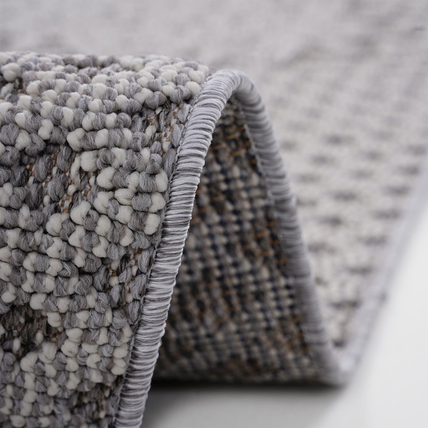 Guros - 4' X 6' Medallion Indoor / Outdoor Area Rug - Gray / White